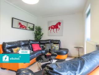 Tudors eSuites - 3 Bedroom City Centre House with Garden and Parking - #25W - 9