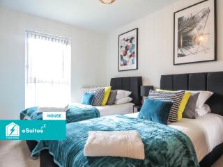 Tudors eSuites - 3 Bedroom City Centre House with Garden and Parking - #25W - 8