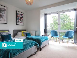 Tudors eSuites - 3 Bedroom City Centre House with Garden and Parking - #25W - 1