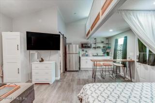 Sleek Jacksonville Gem Perfect for Two - 1