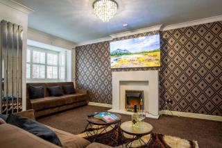 Deluxe Spacious 5 Bed Home -Free Parking-Sleeps 10 - 0