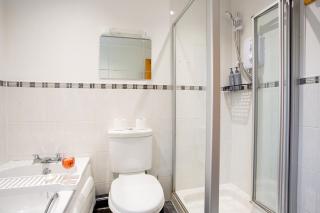 Deluxe Spacious 5 Bed Home -Free Parking-Sleeps 10 - 7