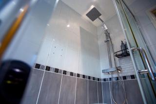Deluxe Spacious 5 Bed Home -Free Parking-Sleeps 10 - 2