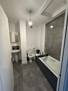 Salford Quays Modern 2BR Apt - 6