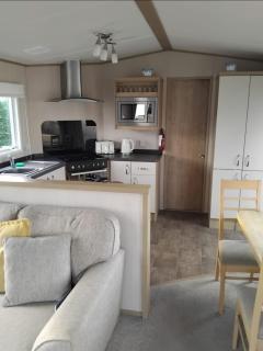 8 birth Diamond rated Caravan, en-suite, with decking at Parkdean resorts, Southview holiday park - Winthorpe - 5