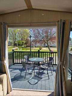 8 birth Diamond rated Caravan, en-suite, with decking at Parkdean resorts, Southview holiday park - 6