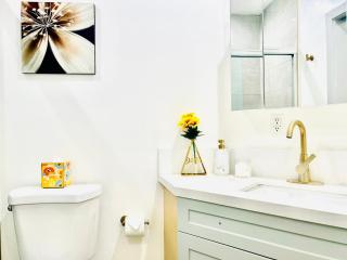 LA Modern Street View Glass Window 2BR - 3