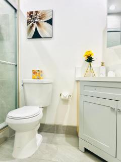 LA Modern Street View Glass Window 2BR - 2