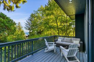 Coastal escape w balcony firebowl ocean views near Manzanita Sunset House by AvantStay - 9