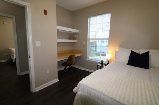 New Modern Stay Across from UNC-P with Pool & Gym - 6