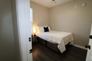 New Modern Stay Across from UNC-P with Pool & Gym - 1
