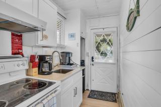 Cozy Cottage-hot tub-scenic views & private dock - 1