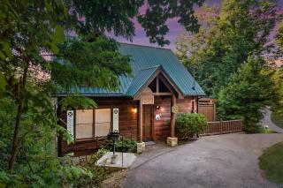 Romantic Mountain Getaway - Hot Tub, Games, 4mi to PF - 4