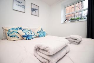 STYLISH COASTAL GETAWAY- PRIVATE ENTRANCE - SLEEPS 4- PRIVATE CAR PARKING SPACE- SUPERFAST WiFi- FLATSCREEN SMART TV- 4 MIN TO BOURNEMOUTH PIER- 2 MIN TO BARS & RESTUARANTS - 6