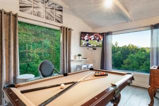 Smokies Getaway Special! Hot Tub, Games, Views & just 4 miles to Pigeon Forge! - 0