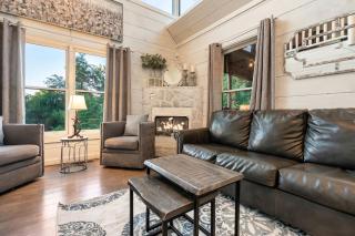 Romantic Mountain Getaway - Hot Tub, Games, 4mi to PF - 6