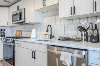 Upscale 2BR Condo with Gym and Free Parking - 2