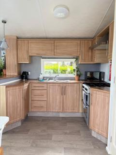 Stylish Family Friendly 3-Bed Caravan Escape at Seven Bays Park - St Merryn - 4