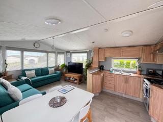Stylish Family Friendly 3-Bed Caravan Escape at Seven Bays Park - 9