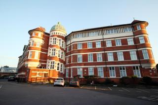 BURLINGTON LUXURY APARTMENT- SLEEPS 6- SUPER FAST WiFi- PRIVATE PARKING SPACE- FLAT SCREEN SMART TV- FREE ONSITE GYM- 1 MIN DRIVE TO BOSCOMBE PIER- GREAT LOCATION! - 7