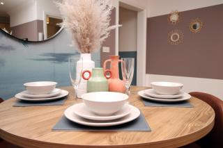 Stylish Flat 5 mins from Beach! Sleeps 6 with Free Gym - 6