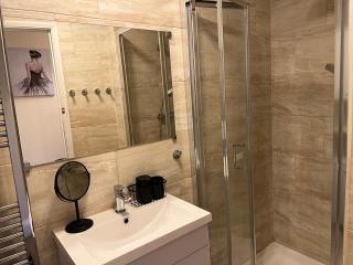 Charming House - Walking distance to Town Centre - Sleeps 6 - Free Parking, Self-Check-In, Fast WiFi and Smart TV by Yoko Property - 8