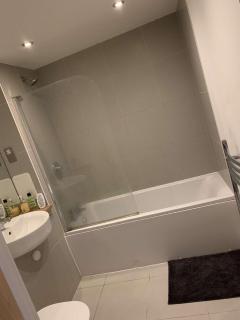 Bright and Stylish Two Bedroom Apartment - 7