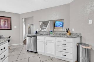 Quiet 4BR Near Nasa & Kemah, King Bed, Bbq, Patio - 1