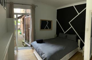 London Flat with garden - 3