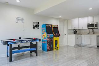 Glebe - Luxury 5BR Home Minutes to DC and Ballston Metro - 9