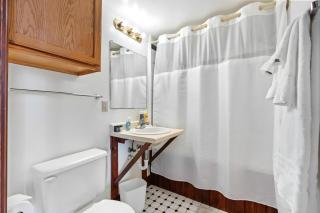 Jacuzzi 1BR loft with den and office-open concept - 6