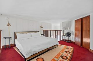 Jacuzzi 1BR loft with den and office-open concept - 8