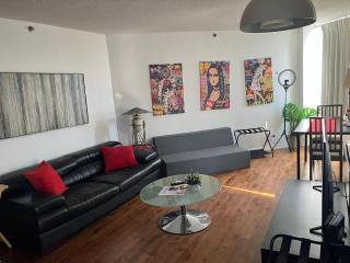 Beautiful APARTMENT - GORGEOUS VIEW of the city - 7 MINUTE WALK TO METRO - SELF CHECK IN - 4
