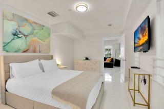 2BR Art Deco Retreat Steps Away from the Beach - 4