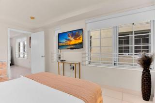 2BR Art Deco Retreat Steps Away from the Beach - 3