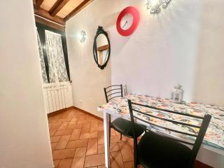 Heart of Florence Duomo Charming and Cozy Apartment - 2