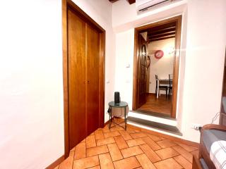 Heart of Florence Duomo Charming and Cozy Apartment - 4