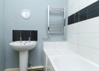 Beach Next Door Flat Retreat and Free Parking - 5