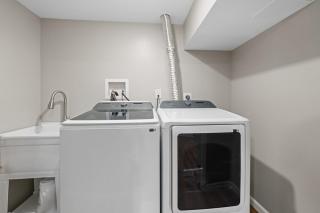 Elegant 5BR Home Sleeps 14 Minutes from DC - Russell - 3