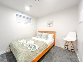 SUPER Location - Modern 2Br Apt-Pool & Gym - 1