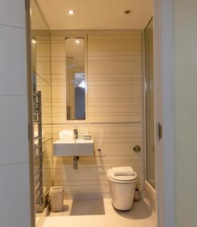 Meadowside Quay 2BR Luxurious Apartment - 1