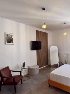 Charming 2 Bed room apartment with private Baths in City Center - 3