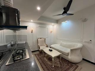 Pearl Haven 1 Bhk Ac, Netflix, Ps5, Food Street - 0