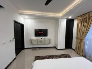 Pearl Haven 1 Bhk Ac, Netflix, Ps5, Food Street - 6