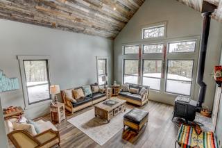 Camp 95 - Stunning Mountain Home - 4.5 Acres - Views - Hot Tub - Pet friendly - Private - 8