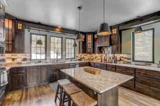 Camp 95 - Stunning Mountain Home - 4.5 Acres - Views - Hot Tub - Pet friendly - Private - 7