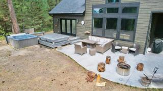 Camp 95 - Stunning Mountain Home - 4.5 Acres - Views - Hot Tub - Pet friendly - Private - 4