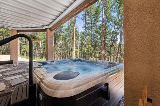 Lg 4-br 2-ba with pool table and 7 person -hottub 10 min to USAFA - 8