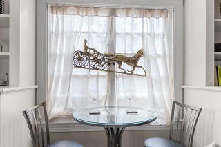 Historic Carriage House Retreat - 7