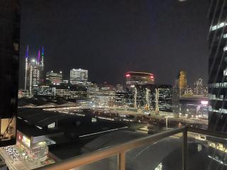 Neat 1 bedroom apartment with car space & wifi, great central location - 0